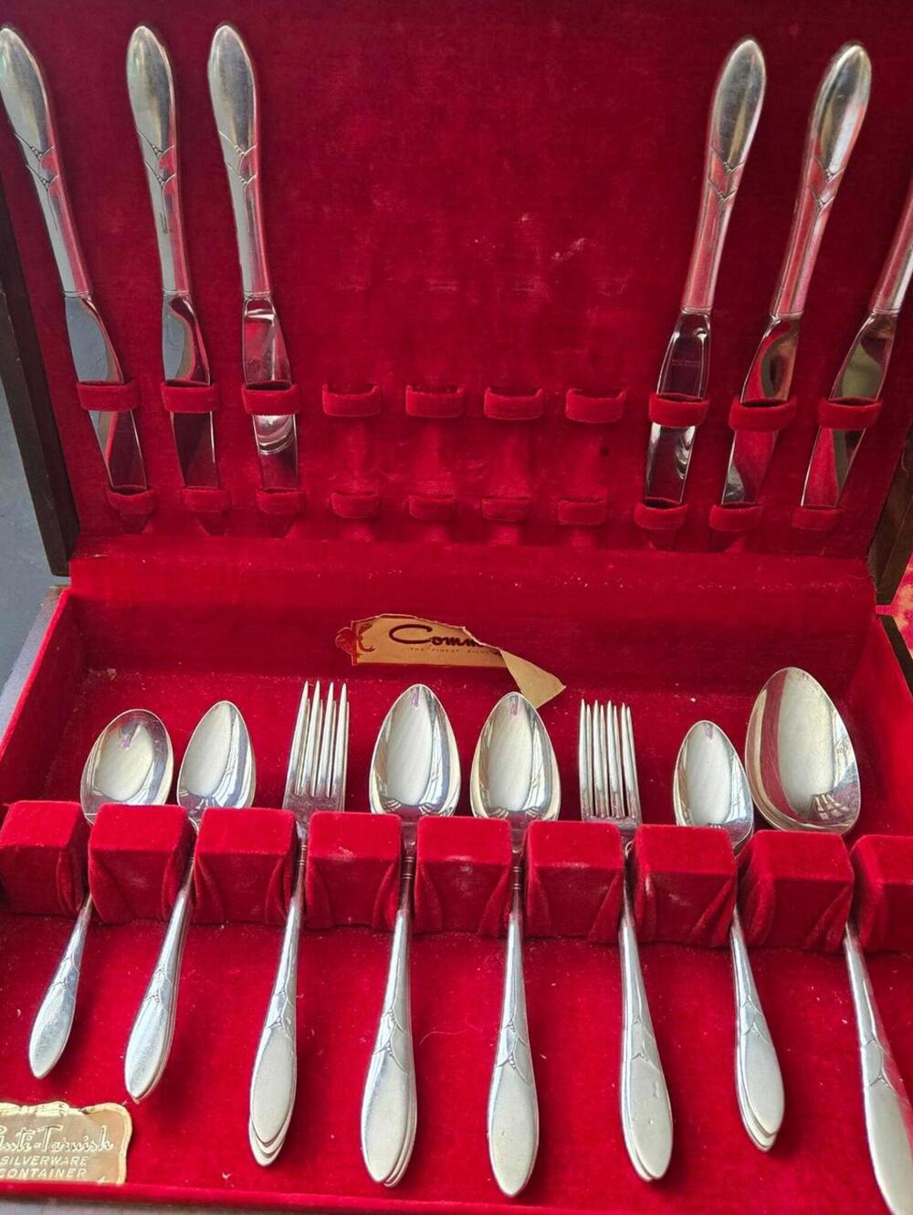 Flatware / Oneida Community Silverplate "Debonair" in Wooden Box
